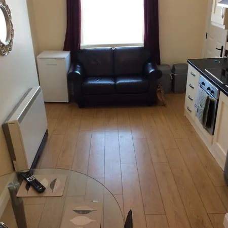 Town Opera Mews - 2 Bed Apartment *